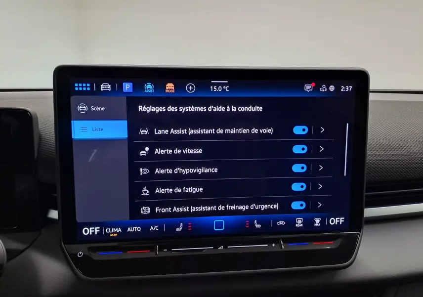 Écran tactile intérieur du Volkswagen T-Roc 2026 affichant les réglages des aides à la conduite.