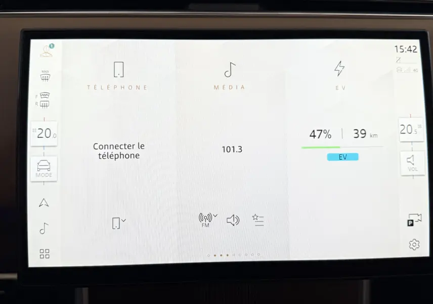 Écran tactile central du Range Rover PHEV 2024 affichant la connectivité téléphone, média et autonomie batterie à 47%.