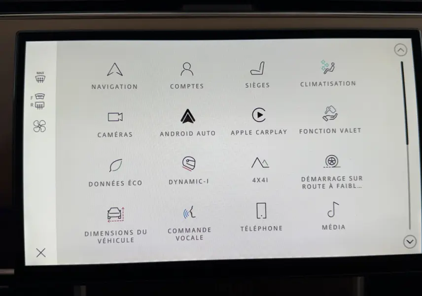 Écran tactile central du Range Rover PHEV 2024 affichant les fonctions de navigation, sièges, climatisation et multimédia.