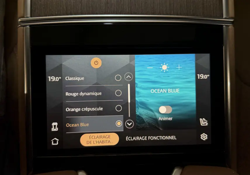 Écran tactile central du Range Rover PHEV 2024 affichant les réglages d’éclairage intérieur en mode Ocean Blue.