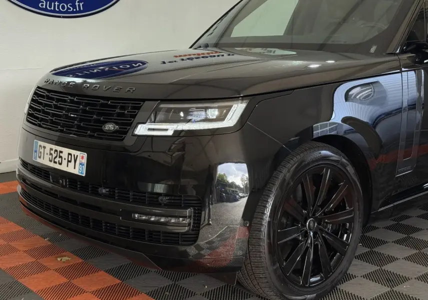 Vue 3/4 avant droite du Range Rover PHEV P550e Autobiography noir brillant avec jantes noires et calandre distinctive.