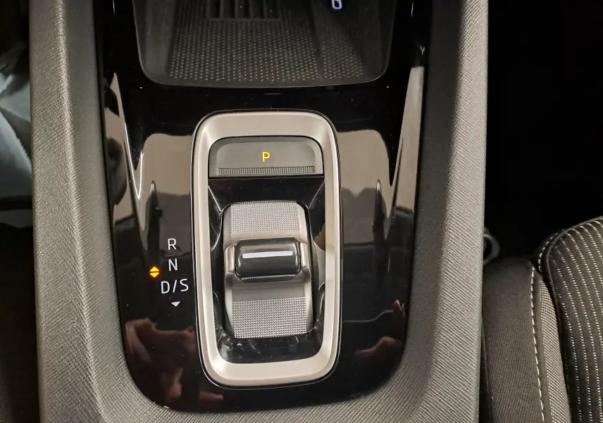 Gros plan sur la commande de boîte automatique DSG7 de la Skoda Octavia Combi, finition noire brillante et détails argentés.