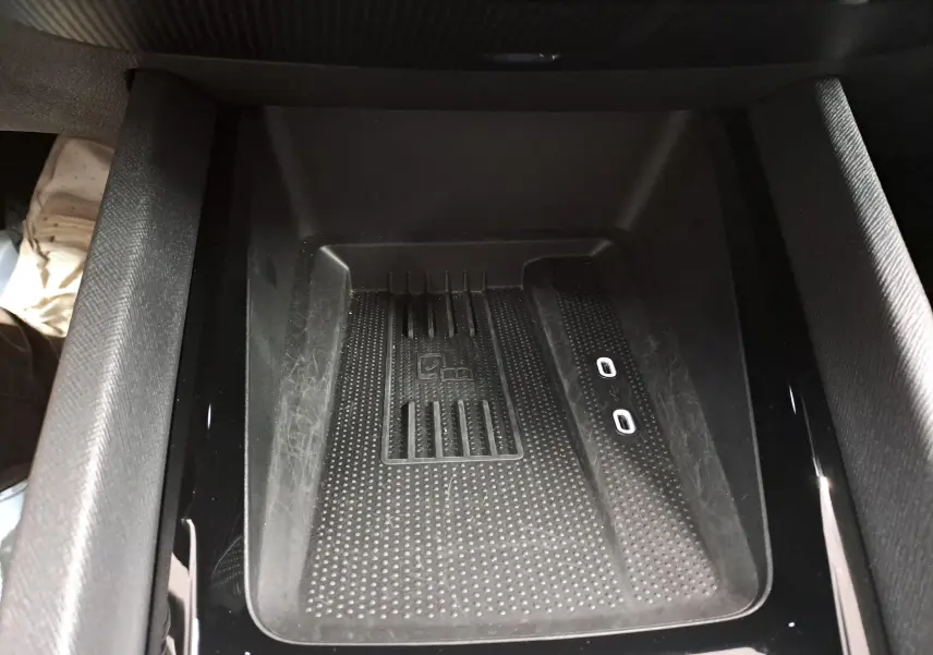 Gros plan sur le compartiment de rangement central noir avec deux ports USB-C dans une Skoda Octavia Combi blanche Moon 2025.