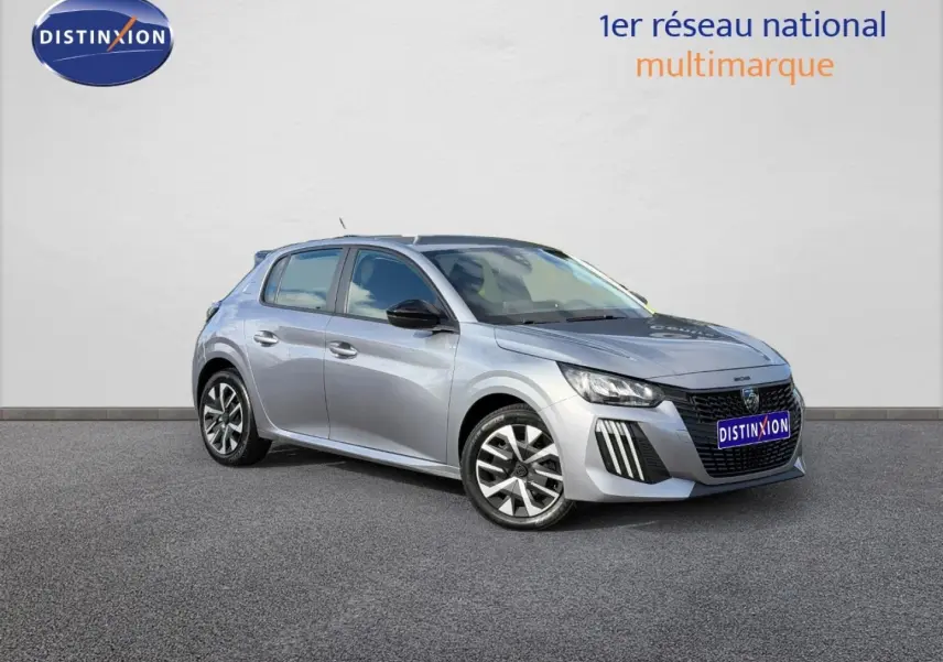 Peugeot 208 gris Artense vue 3/4 avant droit, avec jantes alliage et calandre noire distinctive.