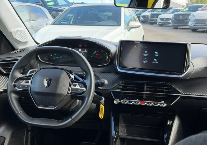 Intérieur Peugeot 208 1.2 Hybrid 110ch Style 2025, vue du poste de conduite avec volant compact et écran tactile central.