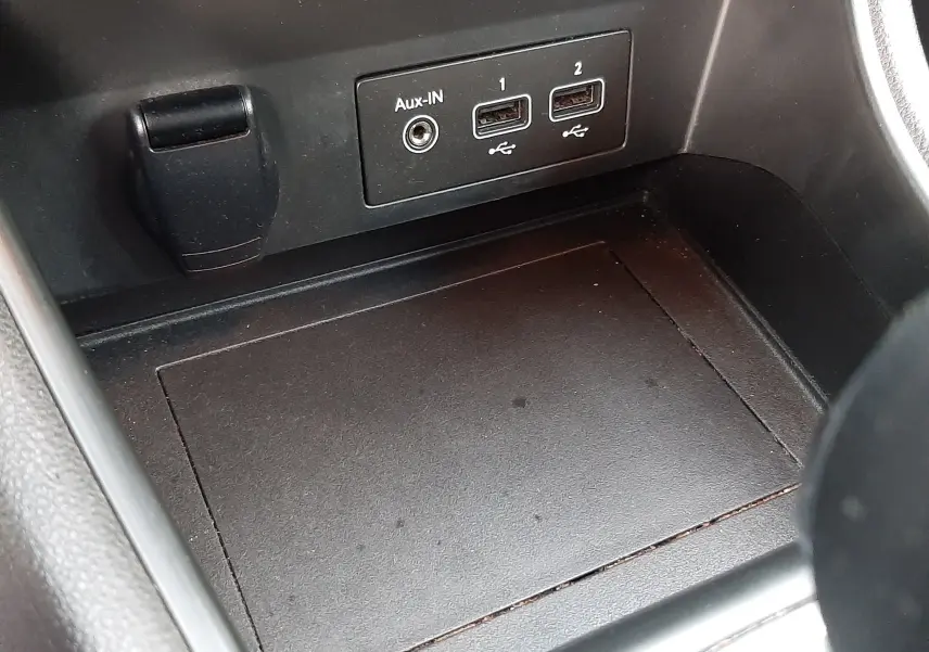 Prise auxiliaire et double port USB dans la console centrale noire du Renault Captur 2020 diesel finition Business.