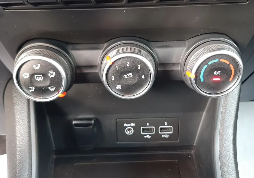 Vue rapprochée des commandes de climatisation et des ports USB d’un Renault Captur 2020, intérieur noir.