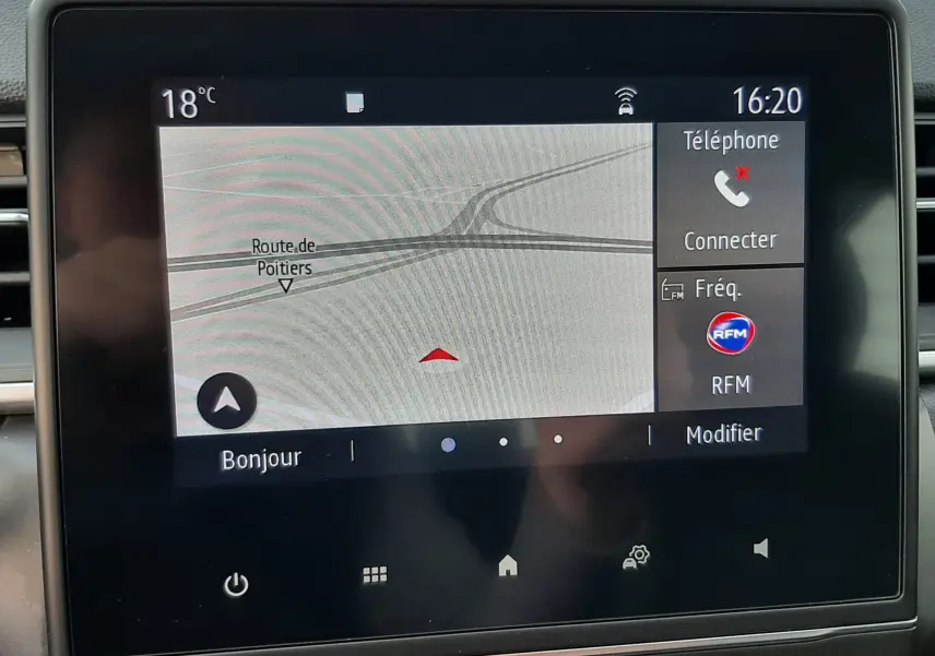 Écran tactile central du tableau de bord du Renault Captur 2020 affichant la navigation et les options multimédia.