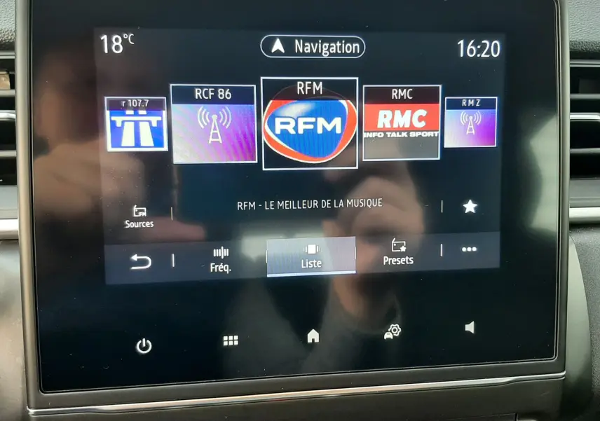 Écran tactile central du Renault Captur 1.5 Blue dCi 115ch Business 2020 affichant les stations radio avec commandes en dessous.