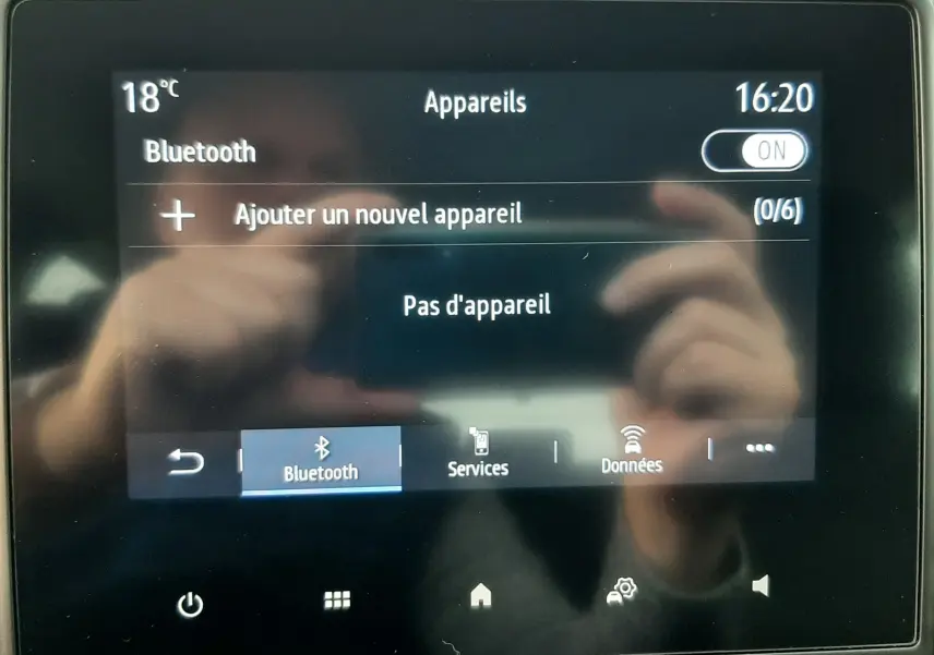 Écran tactile central du Renault Captur 2020 affichant le menu Bluetooth sans appareil connecté, intérieur noir.
