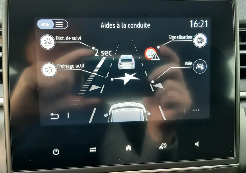 Écran tactile du tableau de bord du Renault Captur 2020 affichant les aides à la conduite et la vitesse limite de 90 km/h.