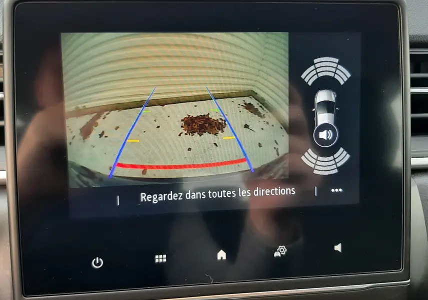 Écran central du Renault Captur 2020 montrant la caméra de recul avec lignes de guidage colorées et alertes de proximité.