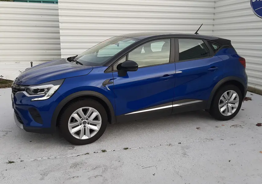 Renault Captur 1.5 Blue dCi 115ch Business 2020 en bleu Iron avec toit noir, vue profil côté gauche sur fond clair.