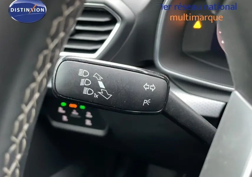 Gros plan sur la manette de clignotants noire dans l’habitacle du SEAT Leon gris Fiord 2025, version Style 25e Anniversaire.