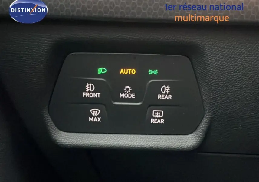 Panneau de commandes d’éclairage et désembuage intérieur d’une SEAT LEON IV gris Fiord, vue rapprochée.