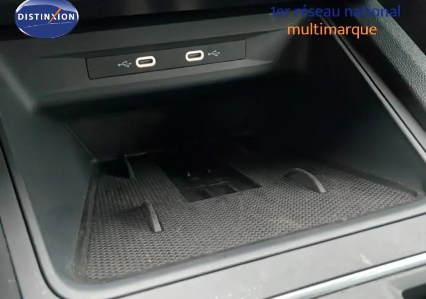 Vue rapprochée de la console centrale d’une SEAT LEON IV 1.5TSI 115 DSG Style gris Fiord, montrant les ports USB.