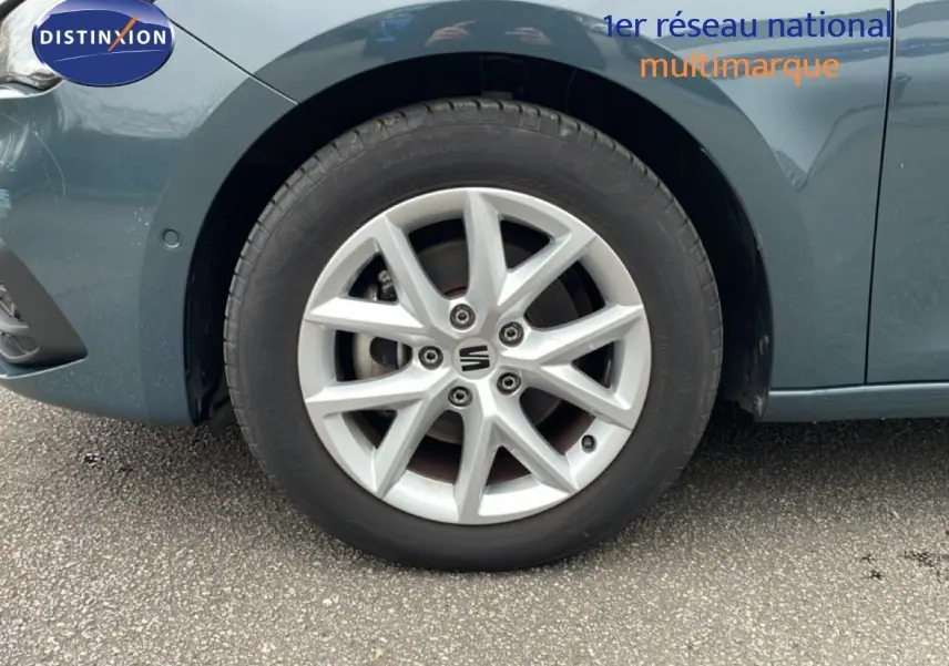 Gros plan sur la roue avant gauche d'une SEAT LEON IV gris Fiord, mettant en valeur la jante alliage 16 pouces.