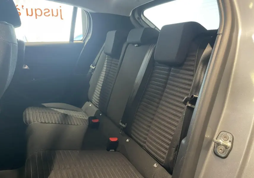 Vue intérieure côté droit sur la banquette arrière tissu noir de la Peugeot 208 gris clair 2024.