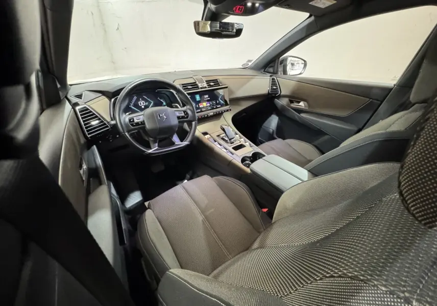 Vue intérieure côté conducteur du DS7 Crossback E-TENSE 225 Bastille+ 2021, volant cuir multifonctions et écran tactile 12 pouces.