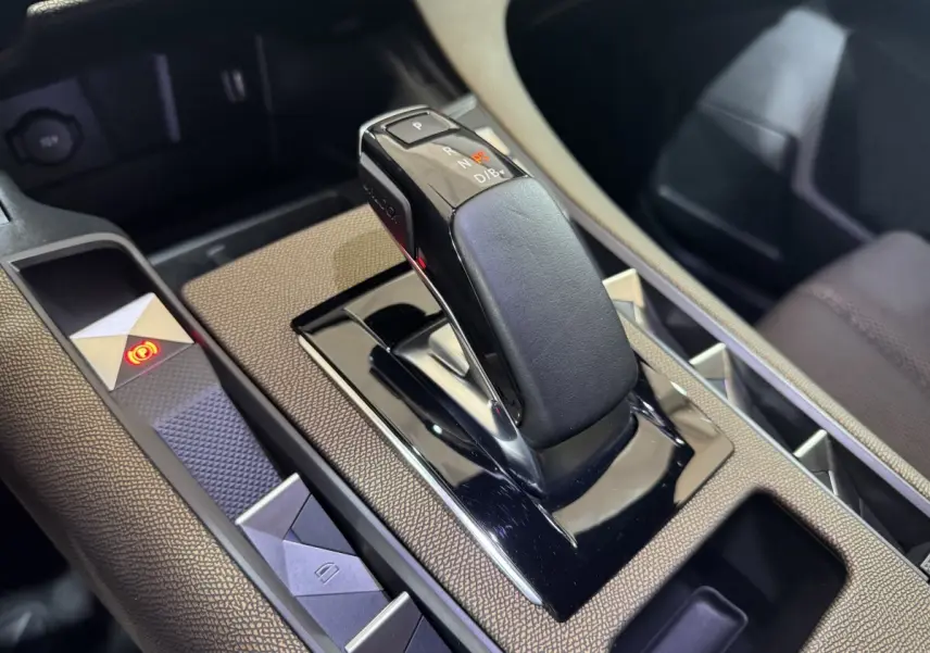 Gros plan sur la commande de boîte automatique noire et la console centrale beige du DS7 Crossback E-TENSE 225 Bastille+ 2021.