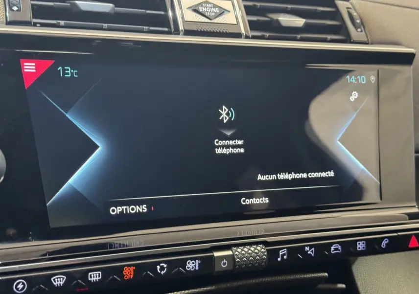 Vue rapprochée de l’écran tactile central du DS7 Crossback gris foncé, affichant la connexion Bluetooth téléphone.