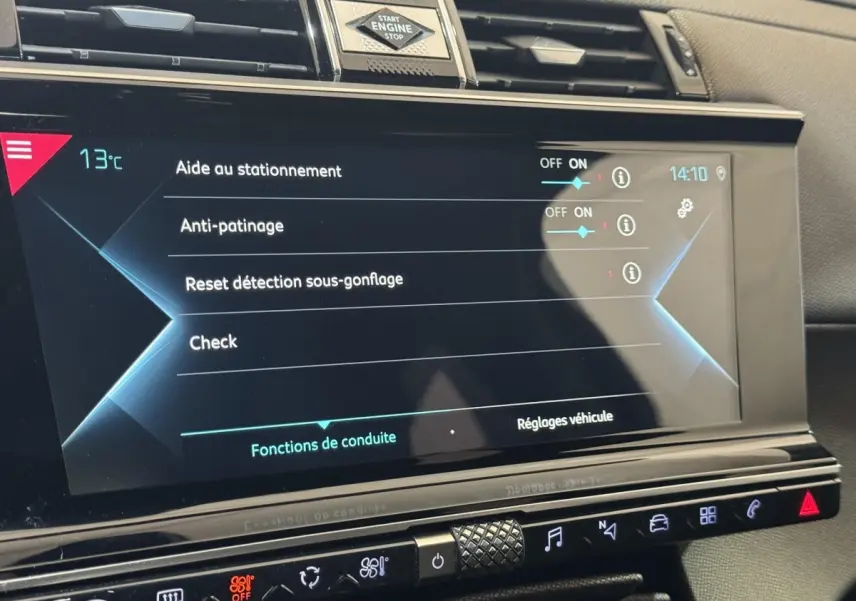 Gros plan sur l’écran tactile central du DS7 Crossback gris foncé, affichant les réglages d’aide à la conduite.