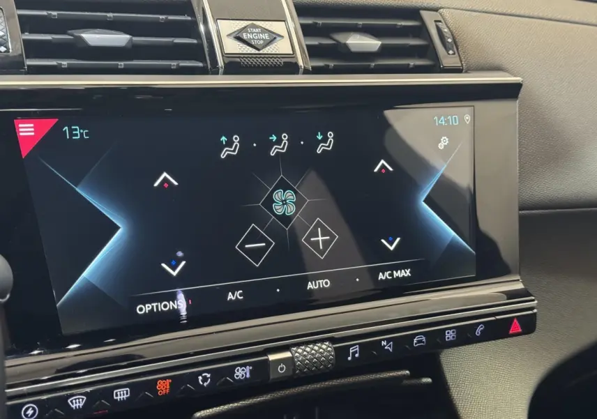 Vue rapprochée de l’écran tactile central noir du DS7 Crossback gris foncé, affichant les commandes de climatisation.