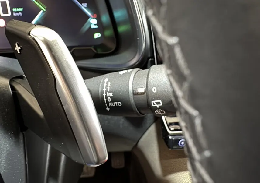 Gros plan sur la palette de changement de vitesse et le commodo d’essuie-glace du DS7 Crossback gris foncé, intérieur visible.