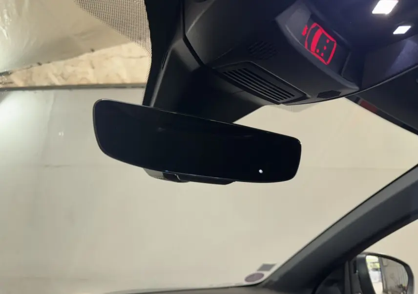 Vue intérieure centrée sur le rétroviseur intérieur noir du DS7 Crossback E-TENSE 225 Bastille+ gris foncé de 2021.