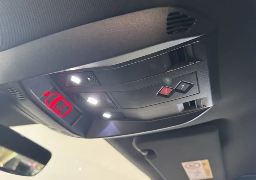 Vue intérieure du plafonnier du DS7 Crossback E-TENSE 225 Bastille+ avec éclairage LED et bouton SOS rouge.