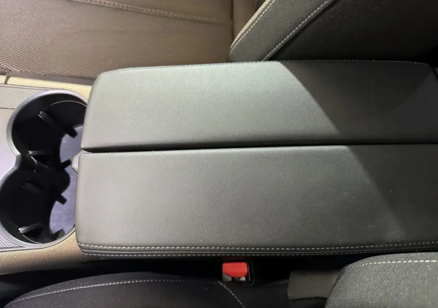 Gros plan sur l'accoudoir central en cuir noir et porte-gobelets du DS7 Crossback E-TENSE 225 Bastille+ 2021.