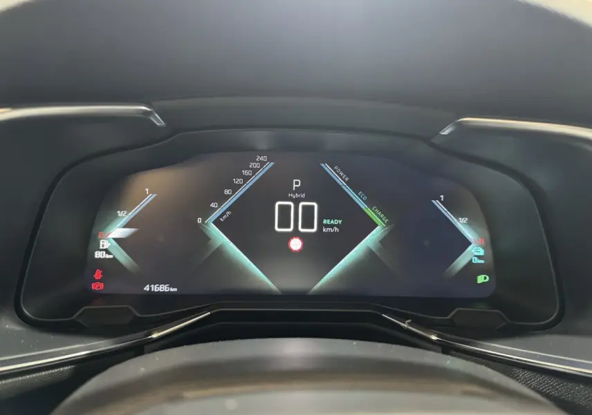 Tableau de bord numérique du DS7 Crossback E-TENSE 225 Bastille+ affichant vitesse, autonomie et indicateurs hybrides.