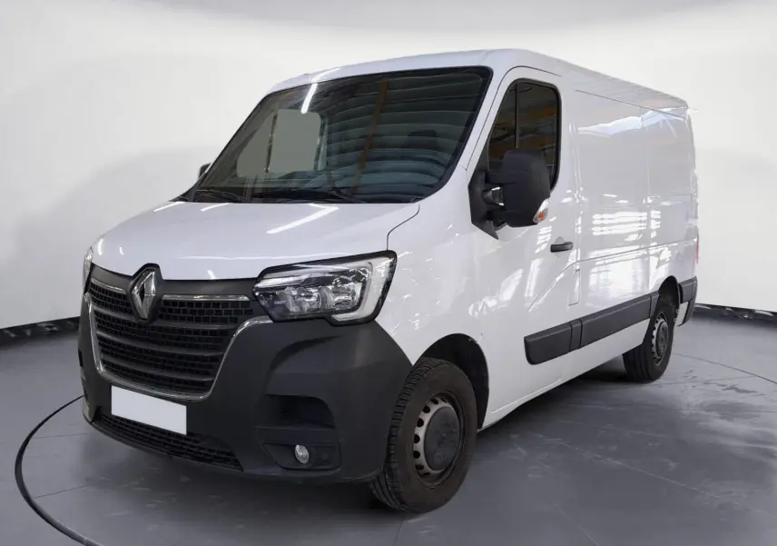 Renault Master blanc en vue 3/4 avant droit, fourgon utilitaire avec pare-chocs noirs et calandre distinctive.