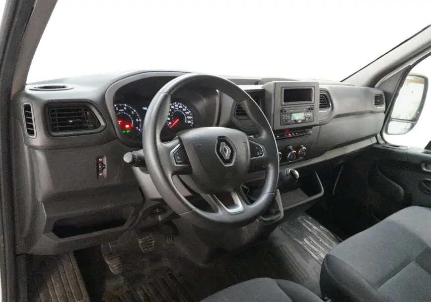 Vue rapprochée de la console centrale du Renault Master 2023 avec levier de vitesse manuel et commandes de climatisation.