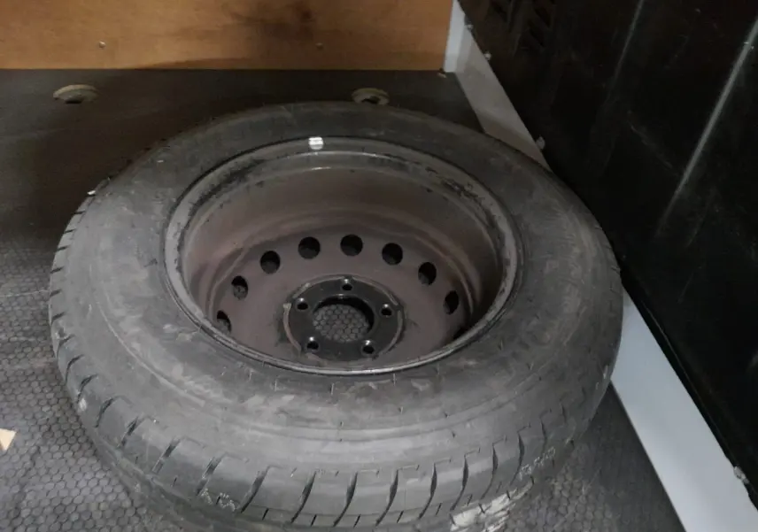 Gros plan sur les commandes électriques des vitres et rétroviseurs côté conducteur du Renault Master blanc 2023.