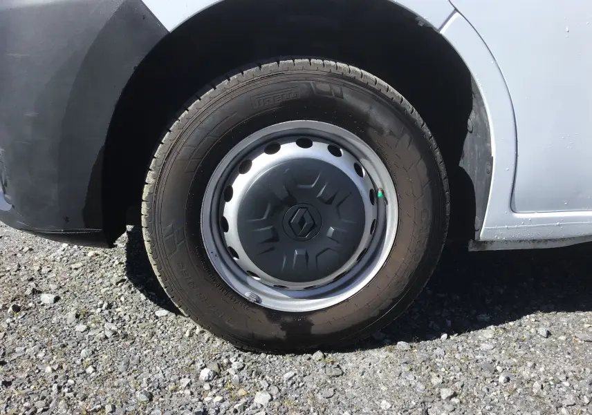 Gros plan sur la roue avant droite blanche d’un Renault Master 2023 avec jante acier et logo Renault central.