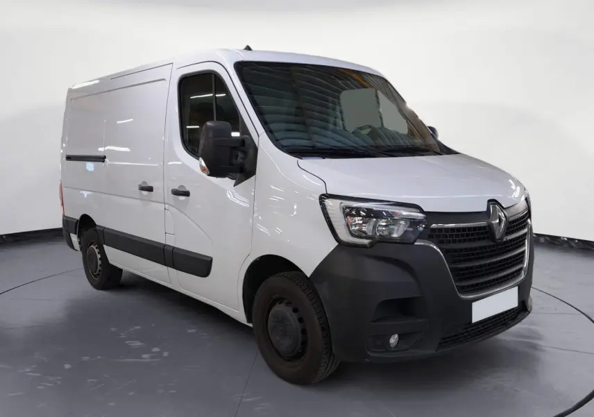 Renault Master blanc vu en 3/4 avant droit, fourgon utilitaire avec calandre noire et pare-chocs noirs contrastants.