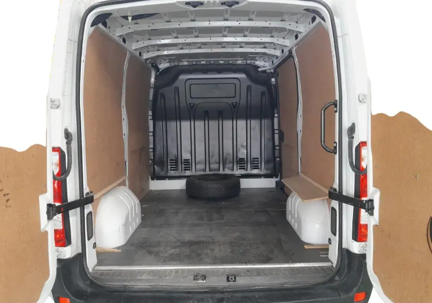 Vue arrière du Renault Master blanc 2023 avec portes arrière ouvertes montrant l'espace de chargement vide et protégé.