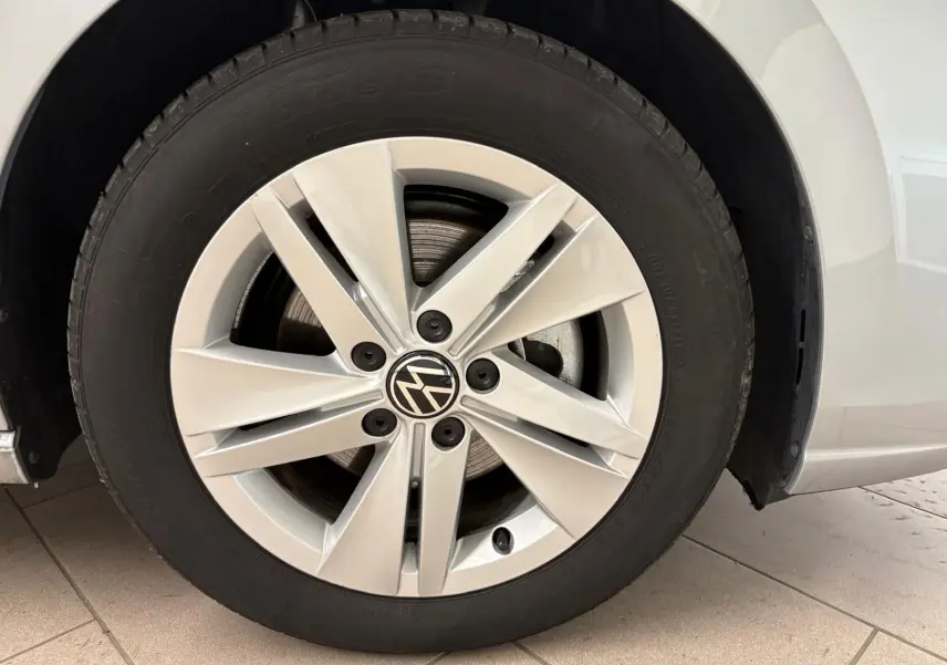 Gros plan sur la roue avant droite argentée d'une Volkswagen Golf 2.0 TDI 2025 avec jante en alliage distincte.