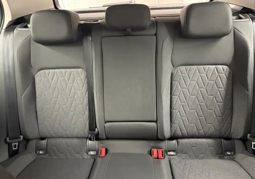 Vue intérieure sur la banquette arrière en tissu gris avec motifs géométriques de la Volkswagen Golf 2.0 TDI 2025.