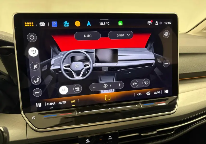 Écran tactile central affichant l'interface de climatisation de la Volkswagen Golf 2.0 TDI 2025 en reflet d'argent.
