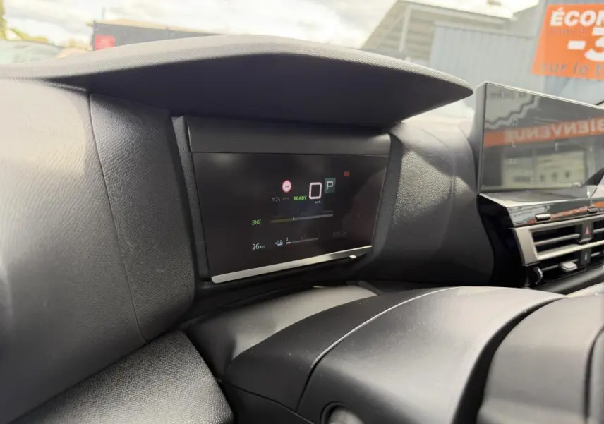 Tableau de bord numérique de la Citroën C4 électrique 2025, affichage de vitesse et état prêt au démarrage.