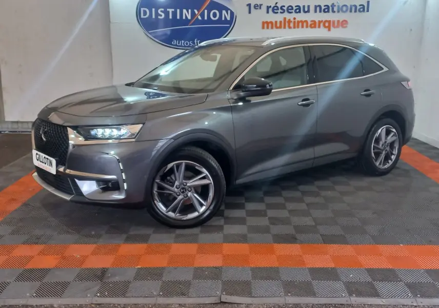 DS7 Crossback gris foncé vu de 3/4 avant droit, avec feux LED allumés et jantes alliage distinctives.