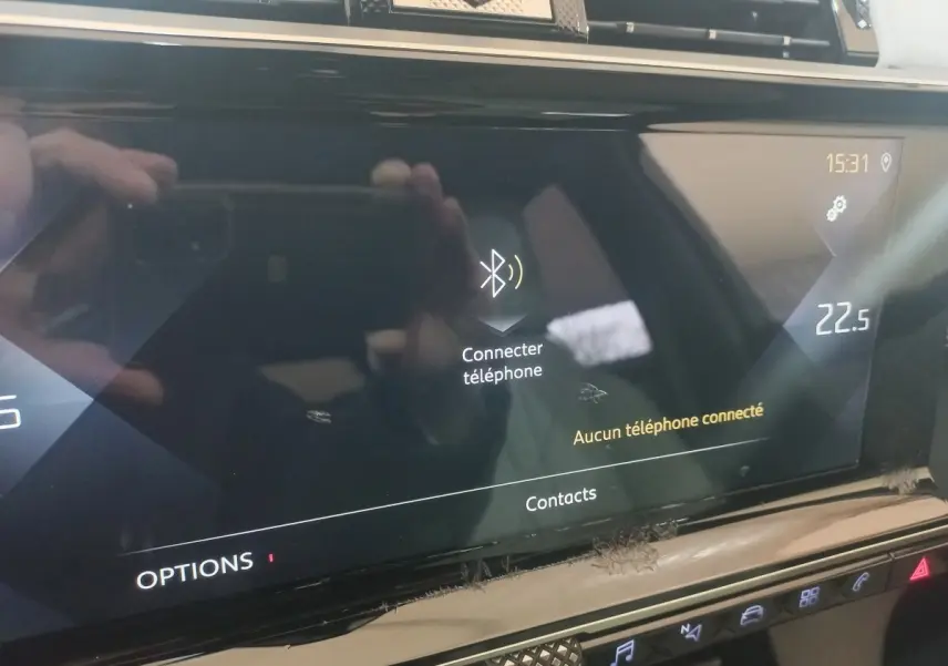 Écran tactile intérieur du DS7 Crossback gris foncé affichant la connexion Bluetooth et la température à 22,5°C.