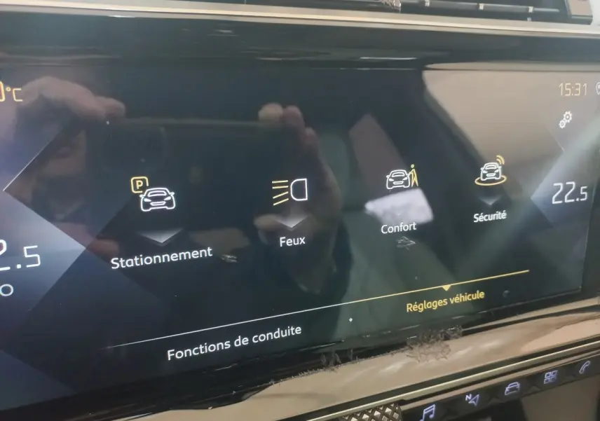 Écran tactile intérieur du DS7 Crossback gris foncé, affichant les réglages de conduite et sécurité.