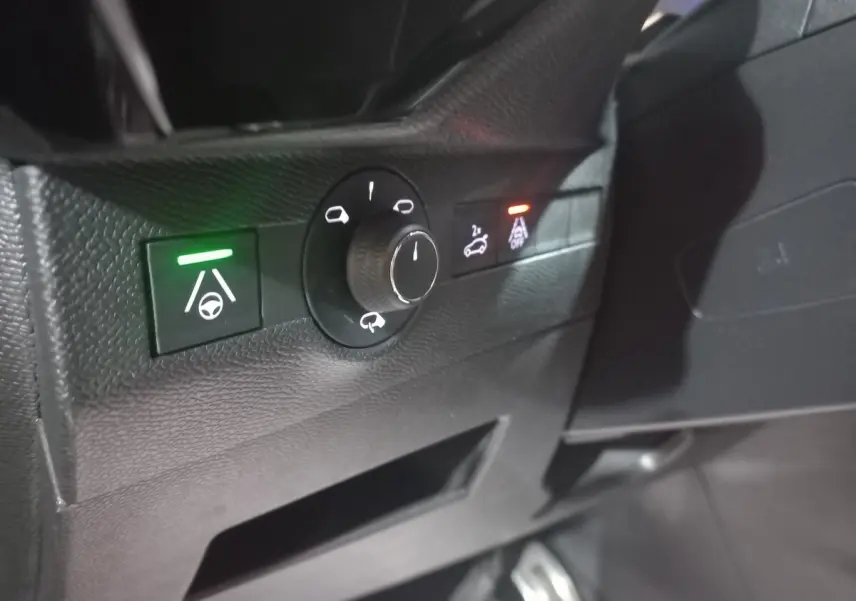 Gros plan sur les commandes d’aide à la conduite dans l’habitacle du DS7 Crossback gris foncé, côté conducteur.