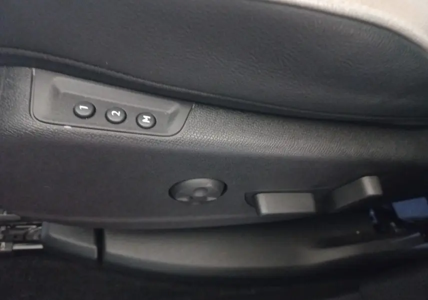 Détail des commandes de réglage électrique des sièges côté gauche du DS7 Crossback gris foncé.