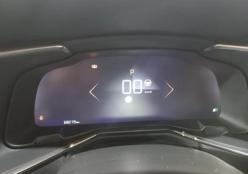 Tableau de bord numérique du DS7 Crossback gris foncé, affichage vitesse et indicateurs au centre, vue frontale rapprochée.