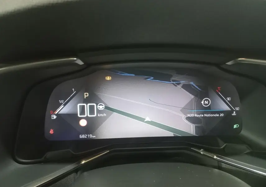 Affichage numérique du tableau de bord du DS7 Crossback avec navigation 3D et indicateurs de vitesse et température.