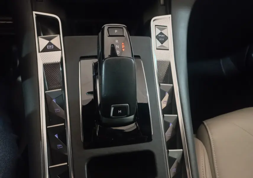 Vue rapprochée de la console centrale noire du DS7 Crossback 2021, avec levier de vitesse automatique et boutons multifonctions.